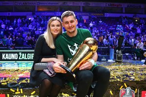 „Žalgirio“ kapitonas Edgaras Ulanovas su žmona Gabija sulaukė šeimos pagausėjimo: atskleidė vardą ir lytį