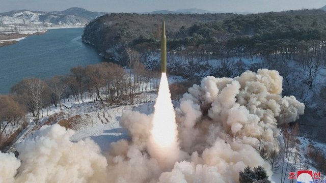 Šiaurės Korėja tęsia savo bandymus – paleido hipergarsinę kietojo kuro balistinę raketą