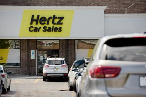 „Hertz“ 20 tūkst. elektromobilių iškeis į benzinu varomus automobilius: tai labiau apsimoka