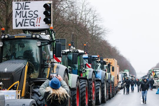 Tūkstančiai ūkininkų su traktoriais prie Brandenburgo vartų Berlyne surengė protestą