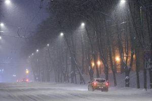 Lietuvoje eismo sąlygas sunkina snygis: rajoniniai keliai kai kur padengti 20 cm sniego sluoksniu