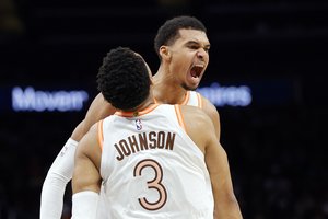 Pirmoje mačo pusėje į duobę kritę V. Wembanyama „Spurs“ krito prieš „Hawks“