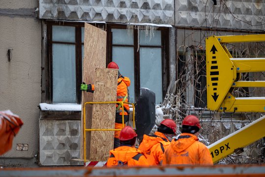 Raudonasis Kryžius nuo gaisro Viršuliškių daugiabutyje nukentėjusioms šeimoms jau išmokėjo per 167 tūkst. eurų