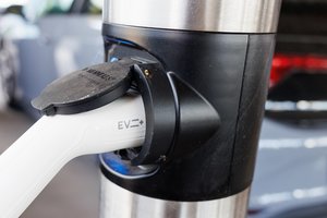 Konkurencijos taryba pradėjo stebėti elektromobilių įkrovimo sektorių