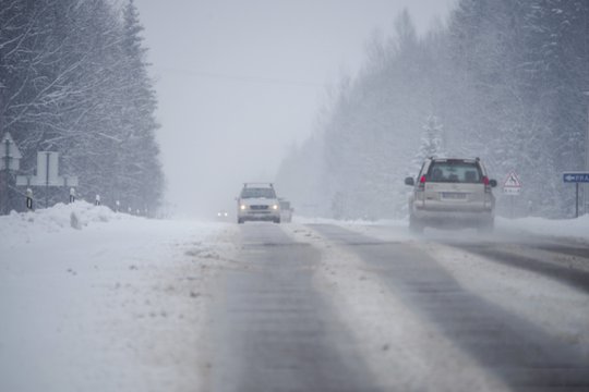 Įspėja – daugelyje Lietuvos rajonų eismo sąlygas sunkina plikledis, Tauragės ir Šilalės rajonuose – rūkas