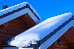 Tiksinti bomba ant pastatų stogų: įspėja, kaip elgtis, kai sniego danga viršija 20 cm storį