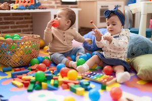Psichologė įvardijo 3 mitus apie kūdikių ugdymą: tėvai dažnai pernelyg rūpestingi