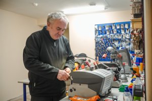 Garsusis Panevėžio raktininkas atsigauna po gaisro – vėl gamina raktus