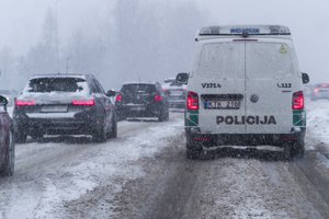 Vairuotojai nesusitvarko su lietuviška žiema: Vilniuje pasipylė avarijos, gatves kausto spūstys