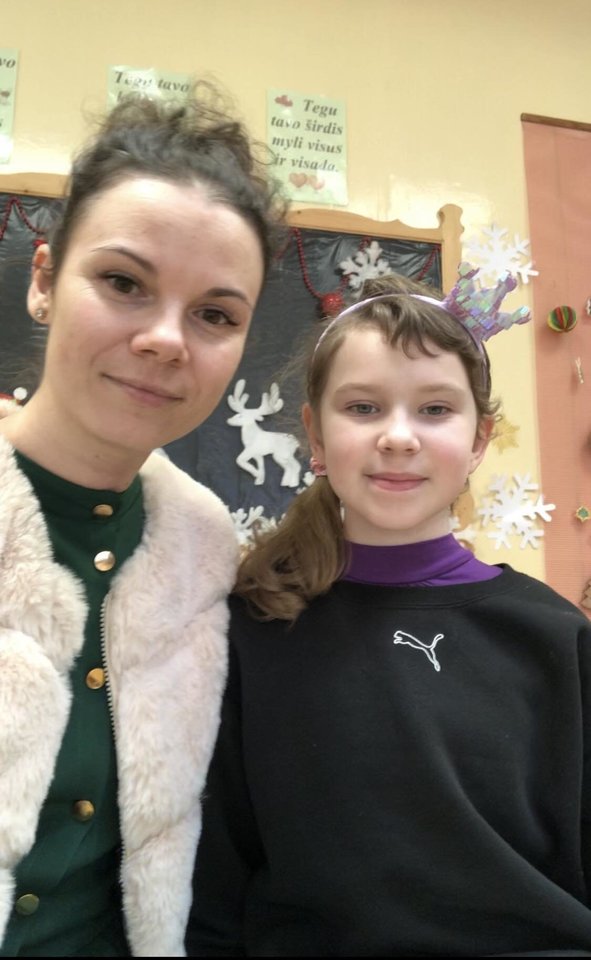 Į mokyklą sugrįžusi Ugnė su mokytoja Greta.<br> Asmeninio archyvo nuotr.