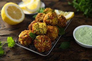 Nesugalvojate, ką gaminti be mėsos? Dietistė dalijasi maistingais ir nebrangiais receptais