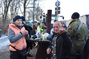 Vokiečiai prie Brandenburgo vartų žvigdo vilkikus ir tebedegina laužus: „Esame čia ir už jus, lietuvius“