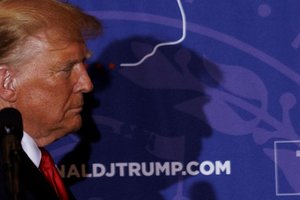 D. Trumpas reikalauja imuniteto nuo baudžiamosios atsakomybės, net jei „peržengiama riba“