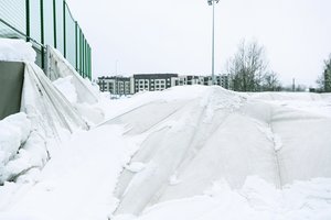 Futbolo maniežas antrą kartą neišlaikė sniego išbandymo – subliuško, bet panikuoti neverta
