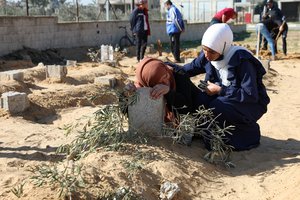 Izraelio pajėgos, ieškodamos įkaitų palaikų, ekshumuoja ir perkelia kūnus iš Gazos kapinių