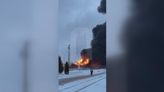 Užfiksavo didžiulį gaisrą Briansko naftos saugykloje: Ukrainos dronas spėjo numesti amuniciją