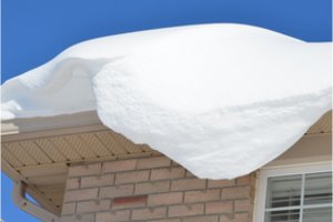 Kada ant stogo susikaupęs sniegas kelia didžiausią pavojų – ir kiek jis gali pridaryti žalos