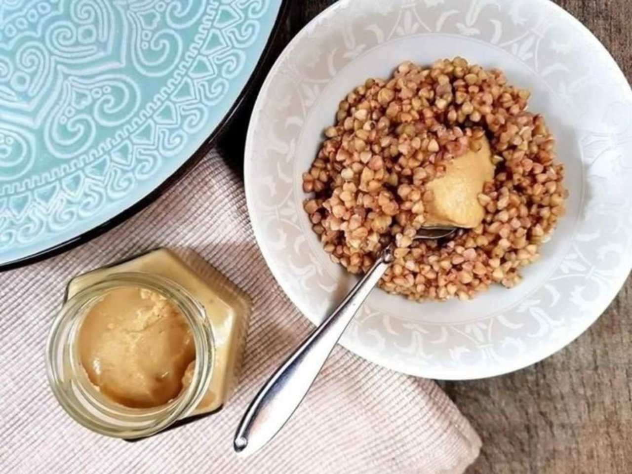 Nekepintų grikių košė su riešutų sviestu.<br>Pranešimo autorių nuotr.