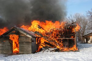 Ugniagesiai perspėja kūrenti atsakingai, nes dėl užpustytų kelių ne visur spės laiku atvykti