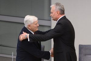 Požiūris į visuomenės veikėjus nesikeičia: V. Adamkus vis dar vertinamas palankiausiai