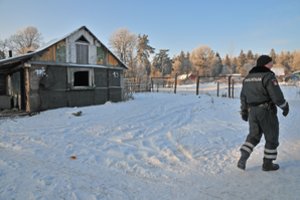 Apleistame Mažeikių name rasto vyro mirtis sudomino policijos pareigūnus – aiškinamasi, ar ji nebuvo smurtinė