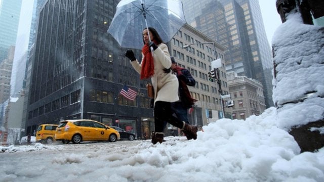 JAV – tikras orų išbandymas: didžiąją dalį kausto sniegas ir šaltis, kitur numatomos liūtys bei potvyniai