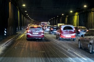 Eismo sąlygas sunkina pustymas, kelių dangos slidžios, padengtos sniego sluoksniu