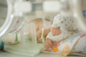 Neišnešiotiems kūdikiams – rekordinė verslininkų parama: pagalba greičiau pasieks rajonuose gimstančius ankstukus