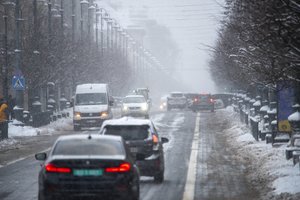 Praneša, kad Vilniaus gatves gali paveikti „rasos“ efektas: ragina būti atidžiais ir einant šaligatviais