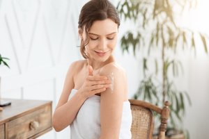 Keramidai, pantenolis, urea cica: kaip suprasti ir pasirinkti tinkamiausias odos priežiūros priemones?