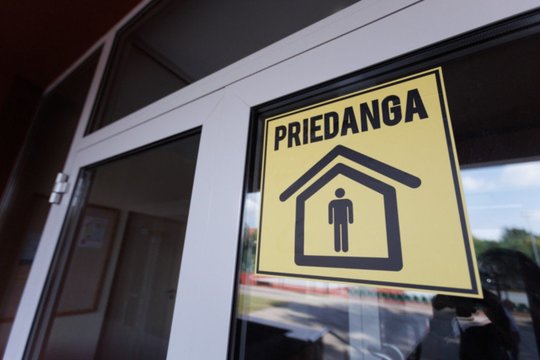 Karo atveju žmonėms su negalia piešia liūdną scenarijų: nors poreikiai žinomi, priedangos jiems nepritaikytos