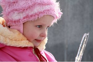 Gydytoja tėvams pataria: turite tai žinoti prieš leisdami vaikams laižyti varveklius ar valgyti sniegą 