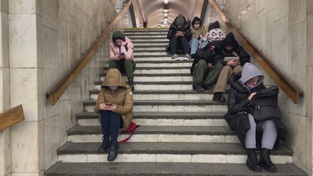 Rusijos atakos vėl užpildė Kyjivo metro: gyventojai baiminasi vieno ir ragina neignoruoti pavojaus sirenų