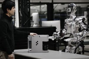 Artėjant prie žmogaus: humanoidinis robotas gamina kavą ir mokosi iš savo klaidų