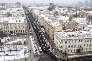 Susikibo dėl ūkininkų protesto: „Kas išdavė leidimą drožti Gedimino prospekto trinkeles?“