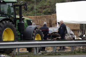 Prancūzijos ūkininkams tęsiant blokadas, vienas žmogus žuvo, o dar du buvo sužeisti