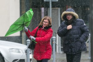 Lietuvą užgrius ciklonas: lis kone be perstojo, ūžaus gūsingas vėjas