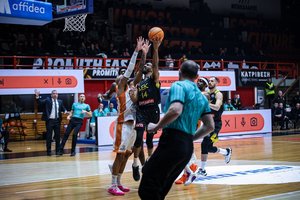 „Žalgirį“ palikęs A. Hollinsas su AEK marškinėliais debiutavo pralaimėjimu