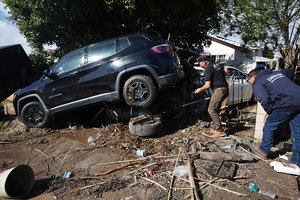 Saulėtais orais garsėjančiame San Diege – chaosas: kilo didžiuliai potvyniai, lietus užtvindė namus