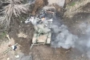 Mažyčiu dronu pribaigė „geriausią pasaulyje“ rusų tanką