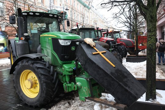 Trečiadienį Vilniaus Vinco Kudirkos aikštėje prasidėjo ūkininkų piketas.<br> R.Danisevičiaus nuotr.