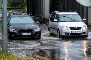 Kelių direkcija spręs lietaus apsemiamo kelio ties Avižienių viaduku problemą