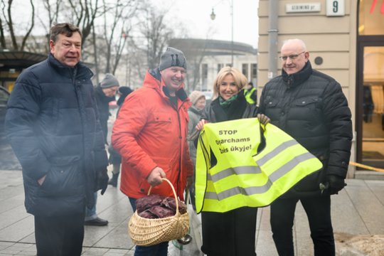 Trečiadienį Vilniaus Vinco Kudirkos aikštėje prasidėjo ūkininkų piketas.<br> V.Skaraičio nuotr.