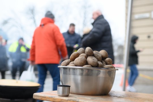 Trečiadienį Vilniaus Vinco Kudirkos aikštėje prasidėjo ūkininkų piketas.<br> V.Skaraičio nuotr.