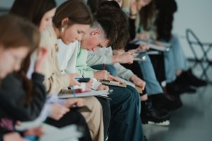 Dirbtinis intelektas mokykloje: mokinių apgaulės priemonė ar asmeninis asistentas? 