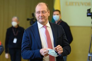 Staigų viražą atlikęs V. Uspaskichas nesijaučia smagiai, bet pirštu rodo į I. Šimonytę