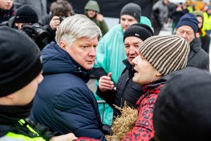 Ūkininkų proteste – vis karščiau: K. Navicką pasitiko šūksniais „gėda!“, įteikė jam makaronų