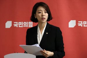 Pietų Korėjoje gatvėje užpulta valdančiosios partijos parlamentarė: smogė į galvą akmeniu