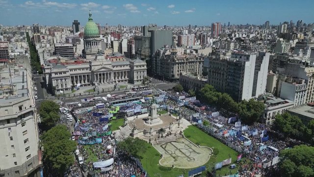 Ekonomine situacija nepatenkinti argentiniečiai sukilo: streikuoja prieš prezidento reformas