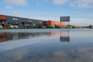 Vakarų Lietuvoje – naujo potvynio grėsmė: jau gaunama skundų dėl užlietų gatvių bei kiemų